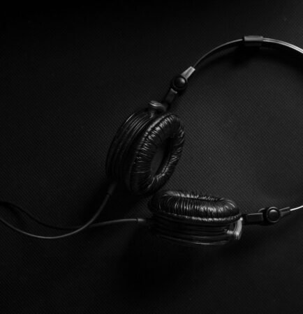 Casque de studio posé sur un plan sombre, écoute d'une démo de voix off
