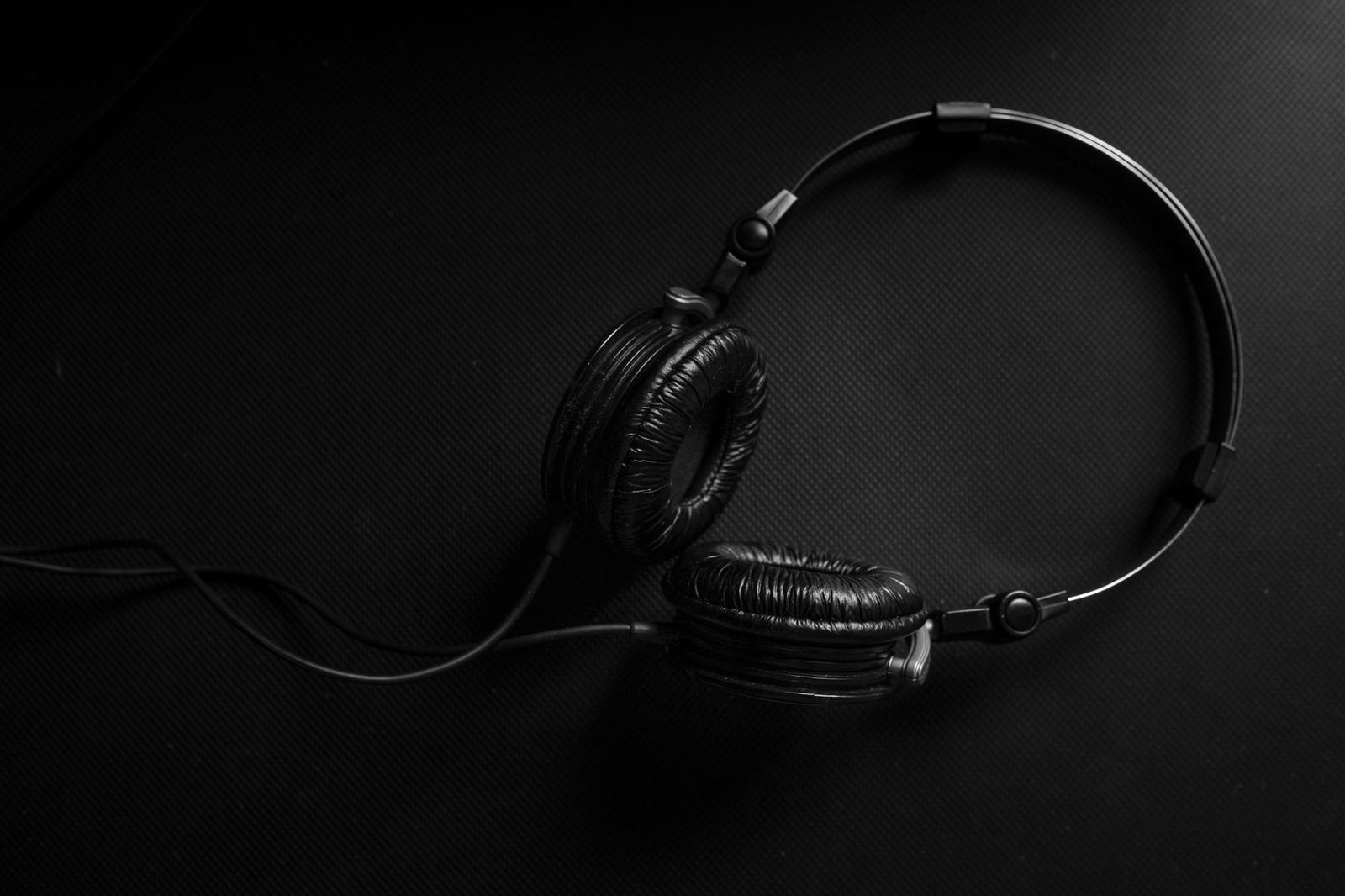 Casque de studio posé sur un plan sombre, écoute d'une démo de voix off