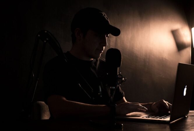 Comédien débutant au micro dans un studio d'enregistrement sombre