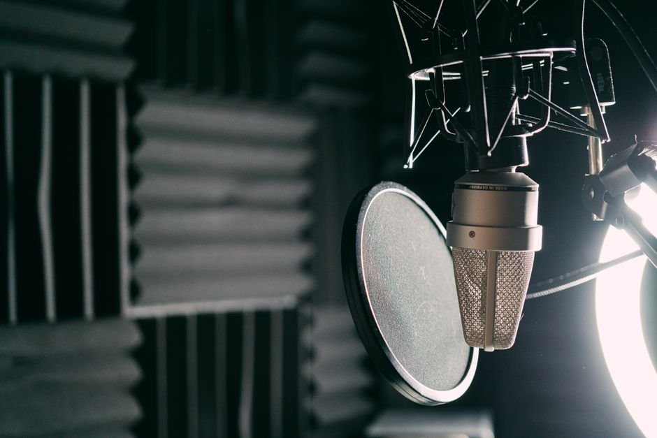 Microphone de studio avec filtre anti-pop en cabine d'enregistrement