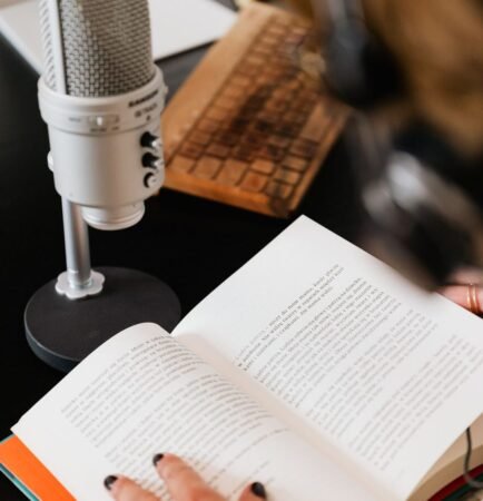 Livre ouvert près d'un micro de studio, préparation d'un enregistrement de livre audio