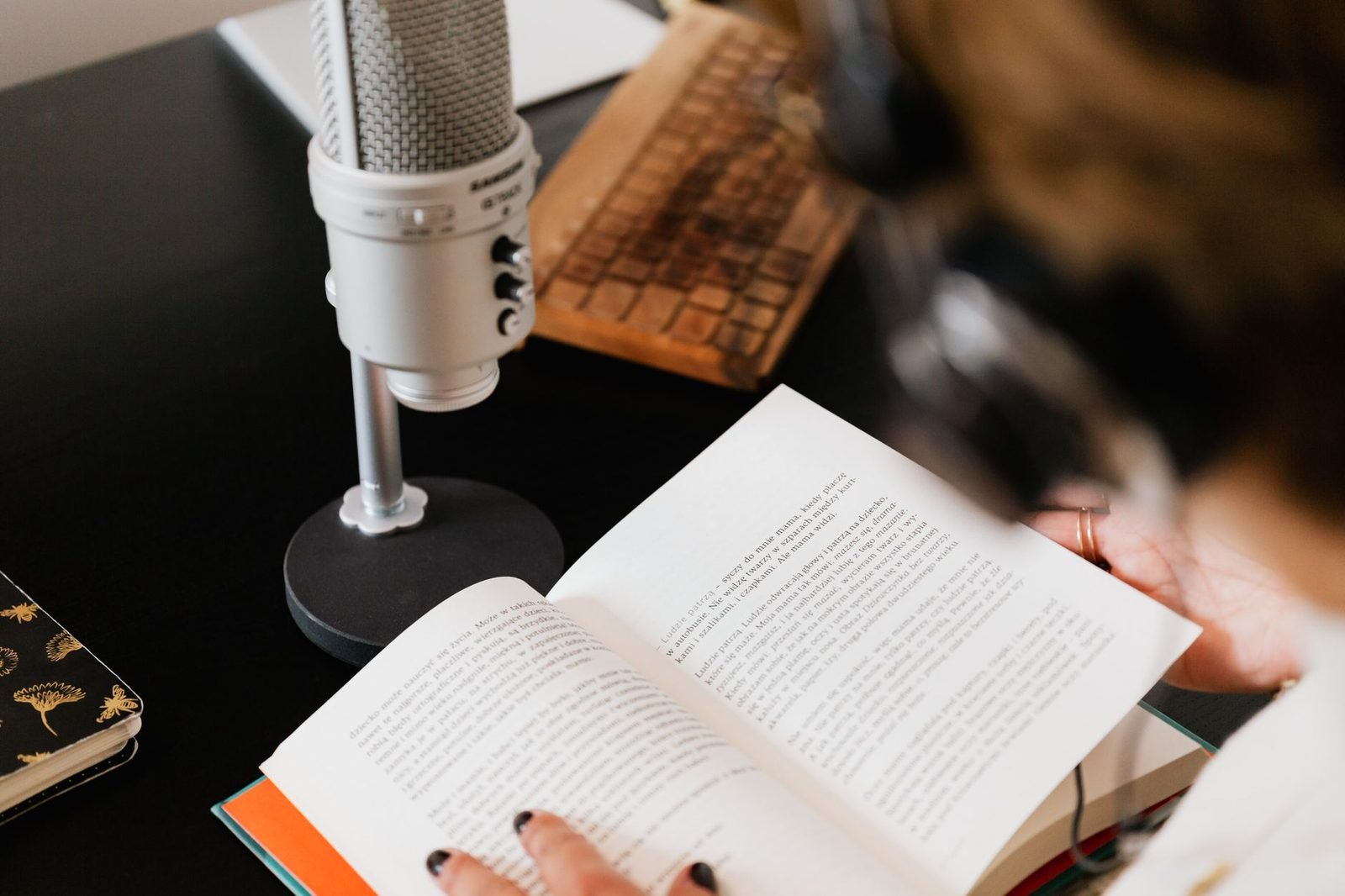 Livre ouvert près d'un micro de studio, préparation d'un enregistrement de livre audio
