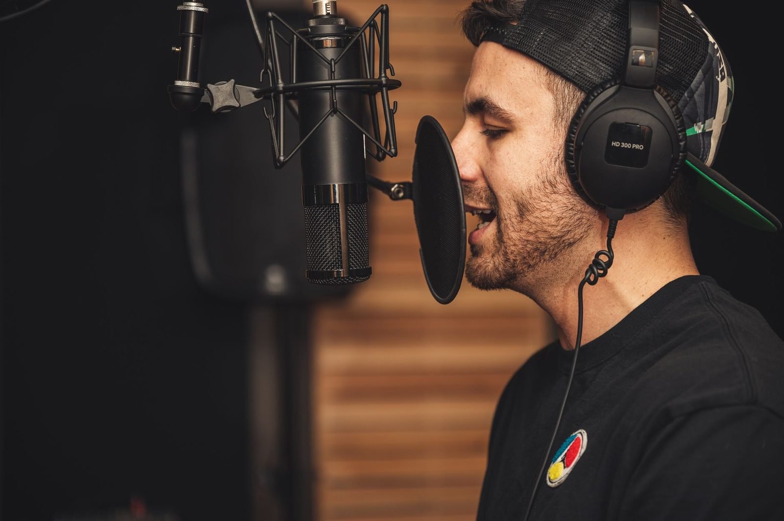 Comédien voix-off au micro, casque sur les oreilles, pendant une prise