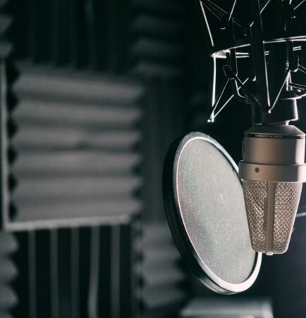 Cabine d'enregistrement vide avec micro de studio prêt pour une séance