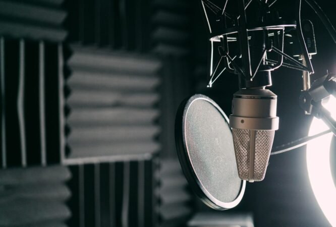 Cabine d'enregistrement vide avec micro de studio prêt pour une séance