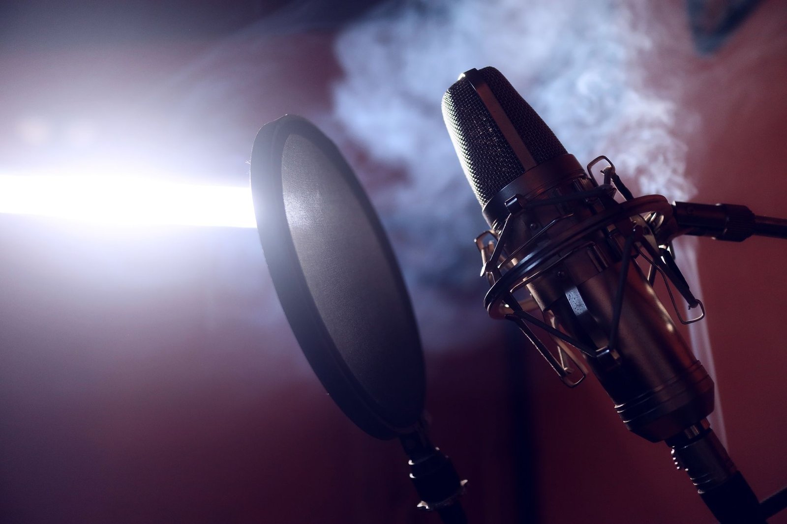Microphone de studio et filtre anti-pop dans une lumière théâtrale
