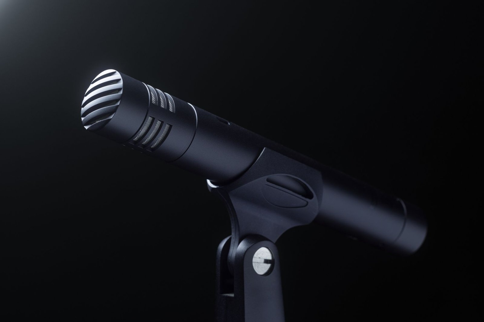 Microphone noir épuré sur fond sombre