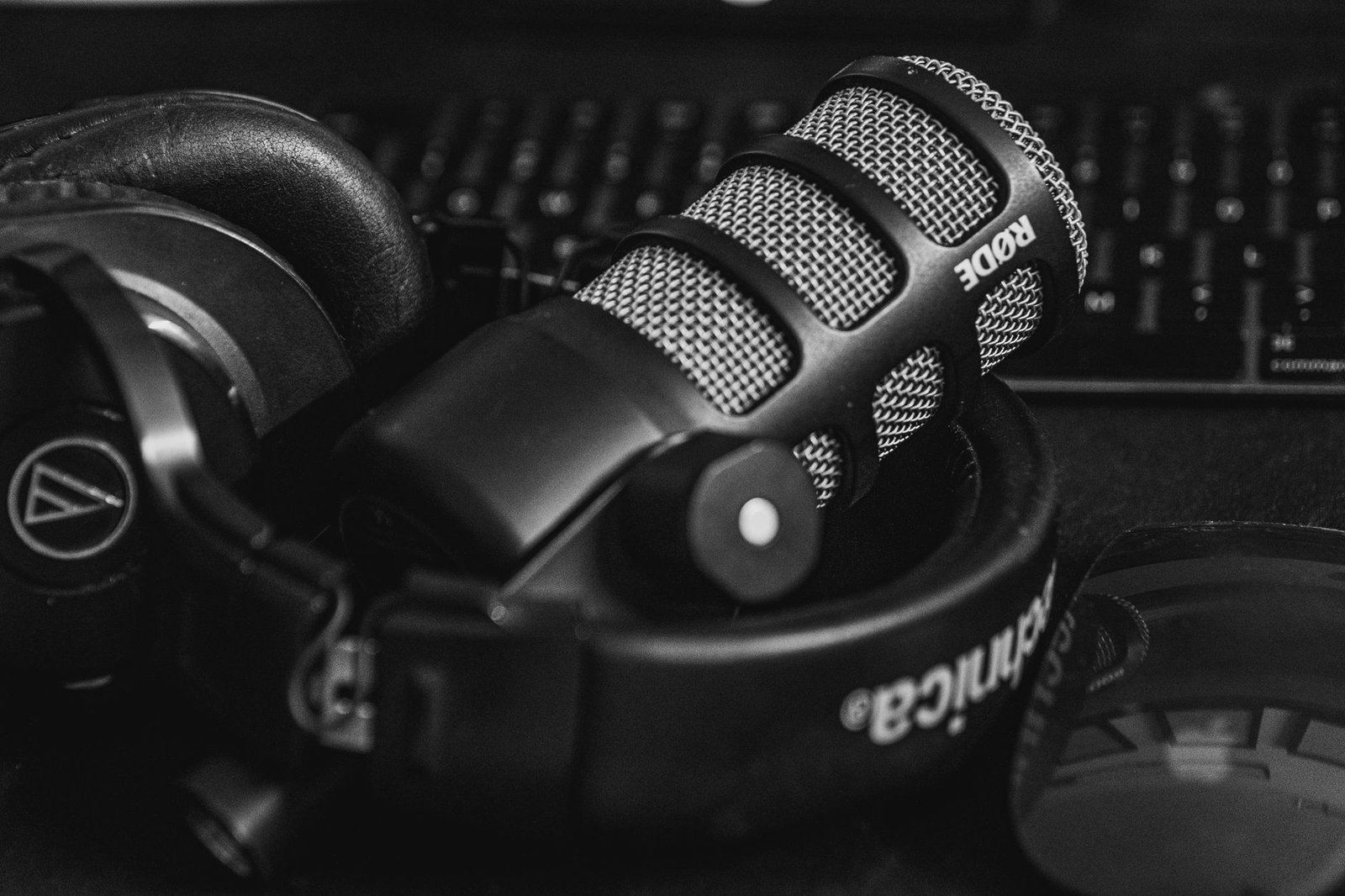 Micro broadcast et casque de monitoring posés sur un bureau de studio