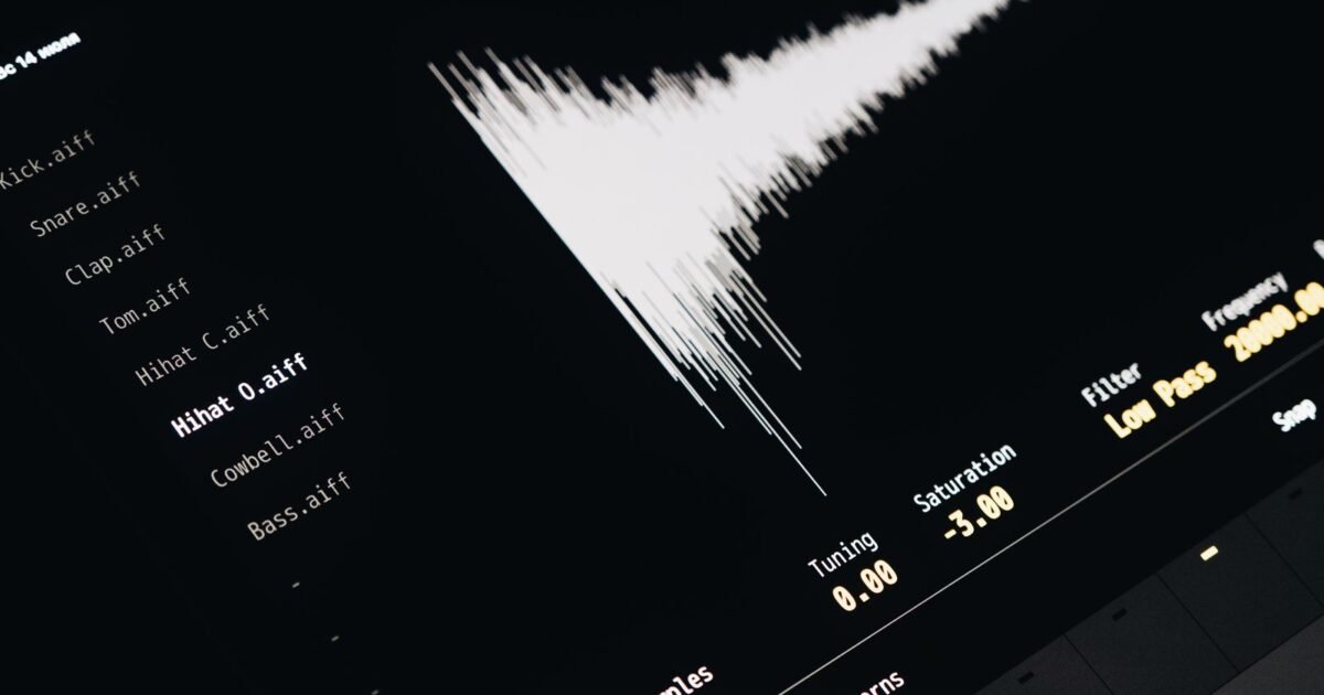 Forma de onda de un archivo de audio en la pantalla oscura de un programa de producción sonora