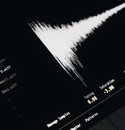 Forme d'onde d'un fichier audio affichée sur l'écran sombre d'un logiciel de production sonore