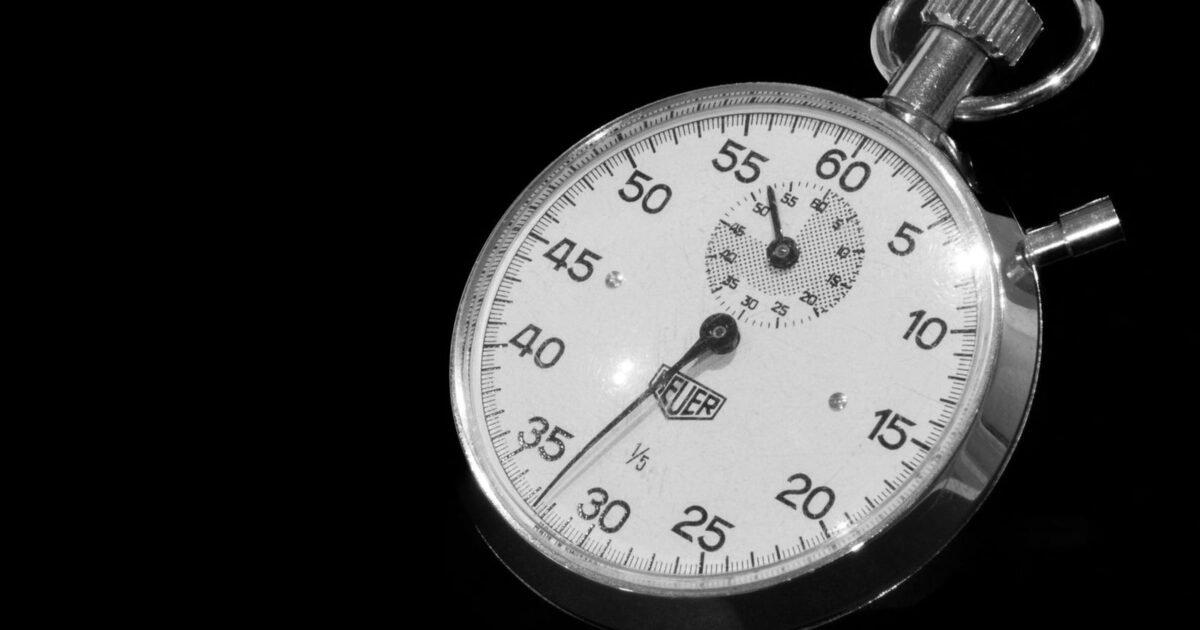 Chronomètre de studio sur fond noir, minutage d'un texte lu à voix haute
