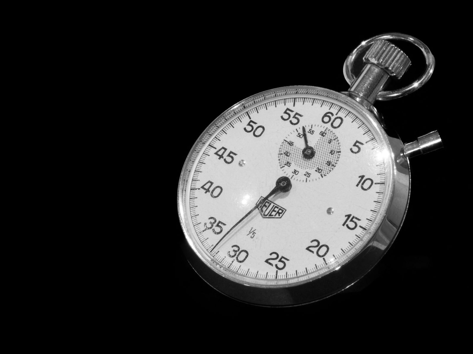 Chronomètre de studio sur fond noir, minutage d'un texte lu à voix haute