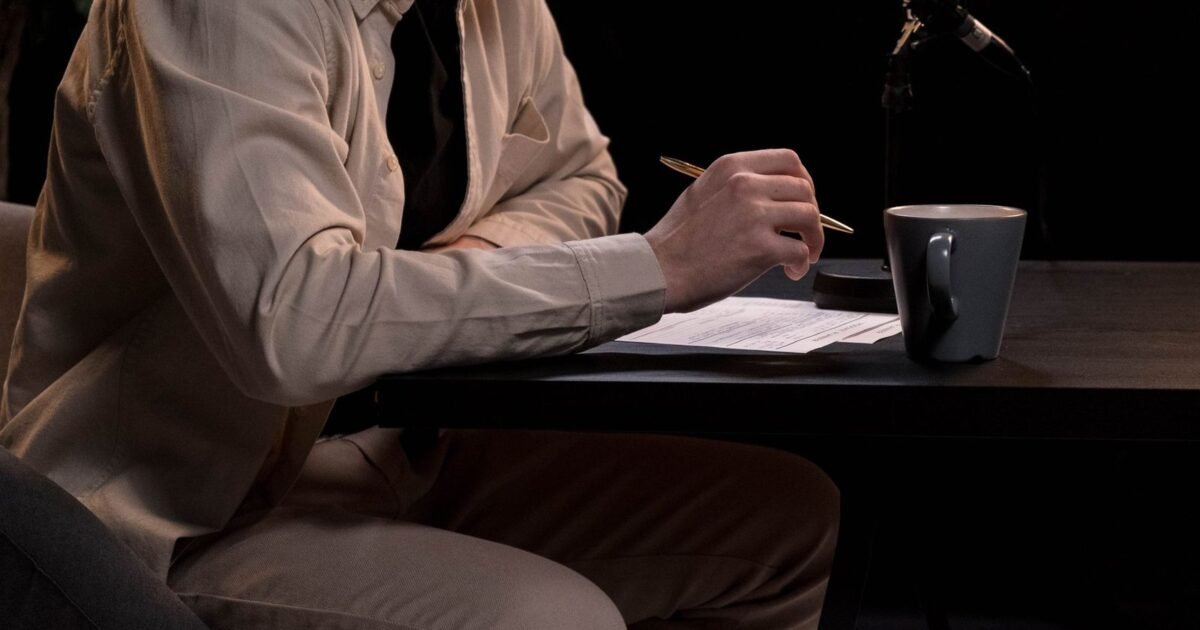 Script annoté posé près d'un micro de studio avant l'enregistrement