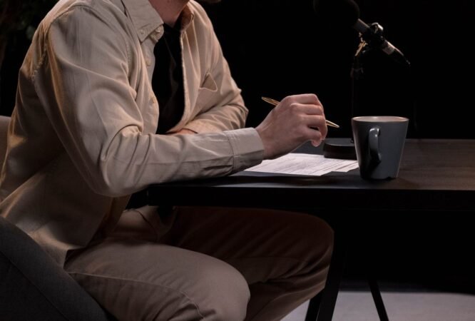 Script annoté posé près d'un micro de studio avant l'enregistrement