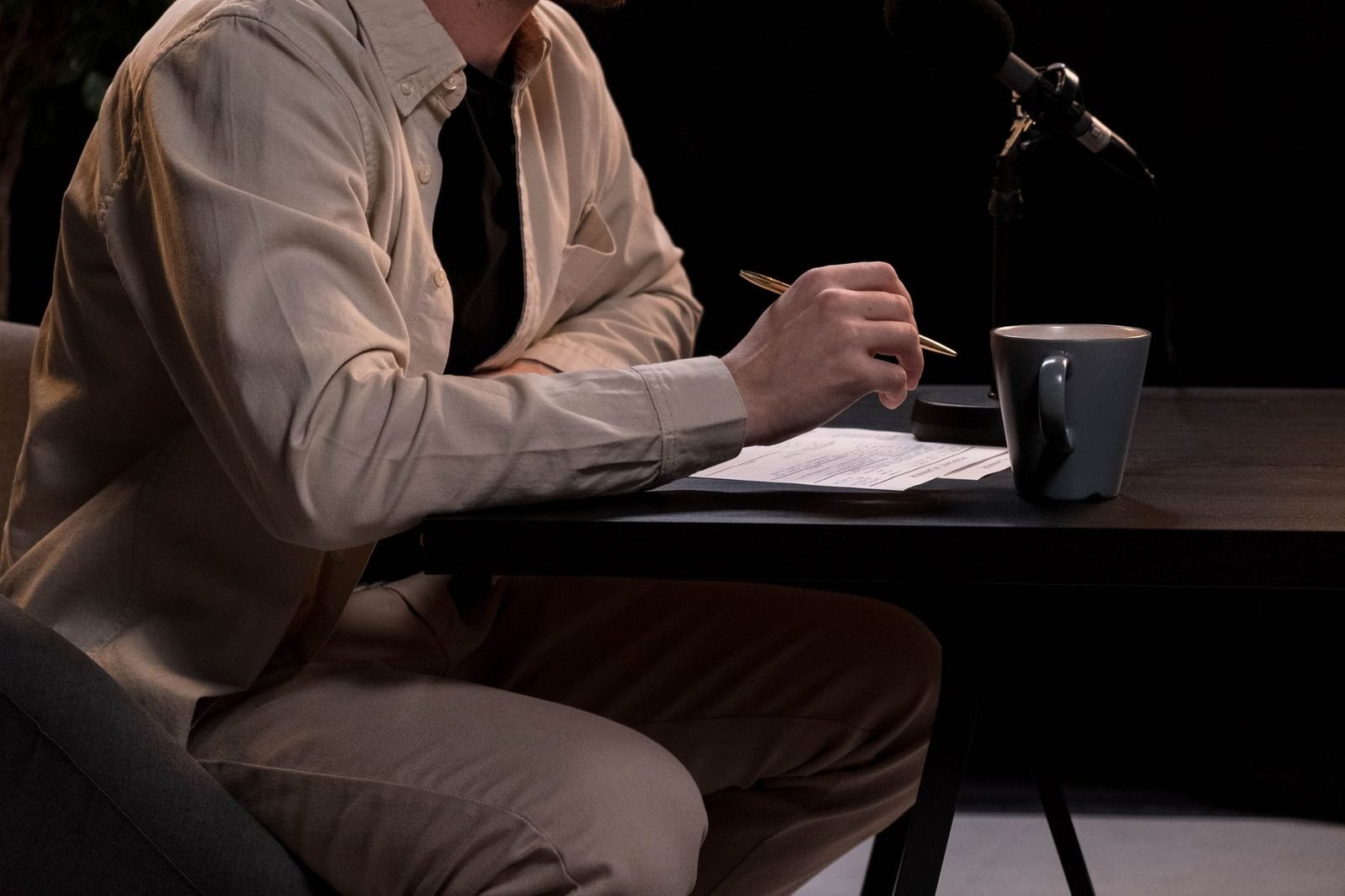 Script annoté posé près d'un micro de studio avant l'enregistrement