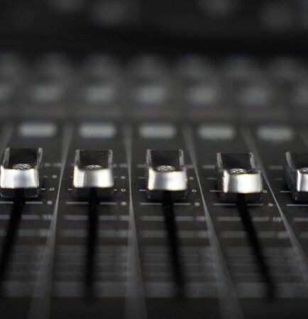 Console de mixage d'un studio d'enregistrement en lumière tamisée