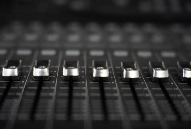 Console de mixage d'un studio d'enregistrement en lumière tamisée