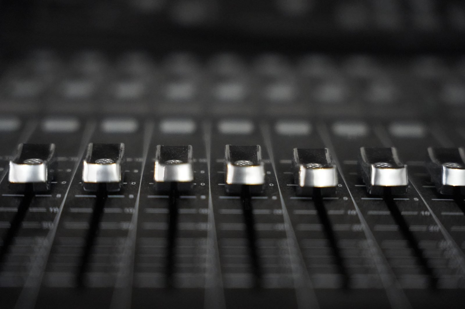 Console de mixage d'un studio d'enregistrement en lumière tamisée